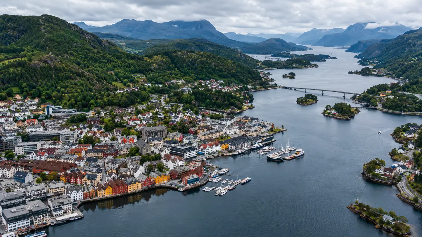 Bergen ligger allerede ved en fjord, og den tre timer lange båtturen går nordøst inn i et fjordsystem som ikke står på verdensarvlisten