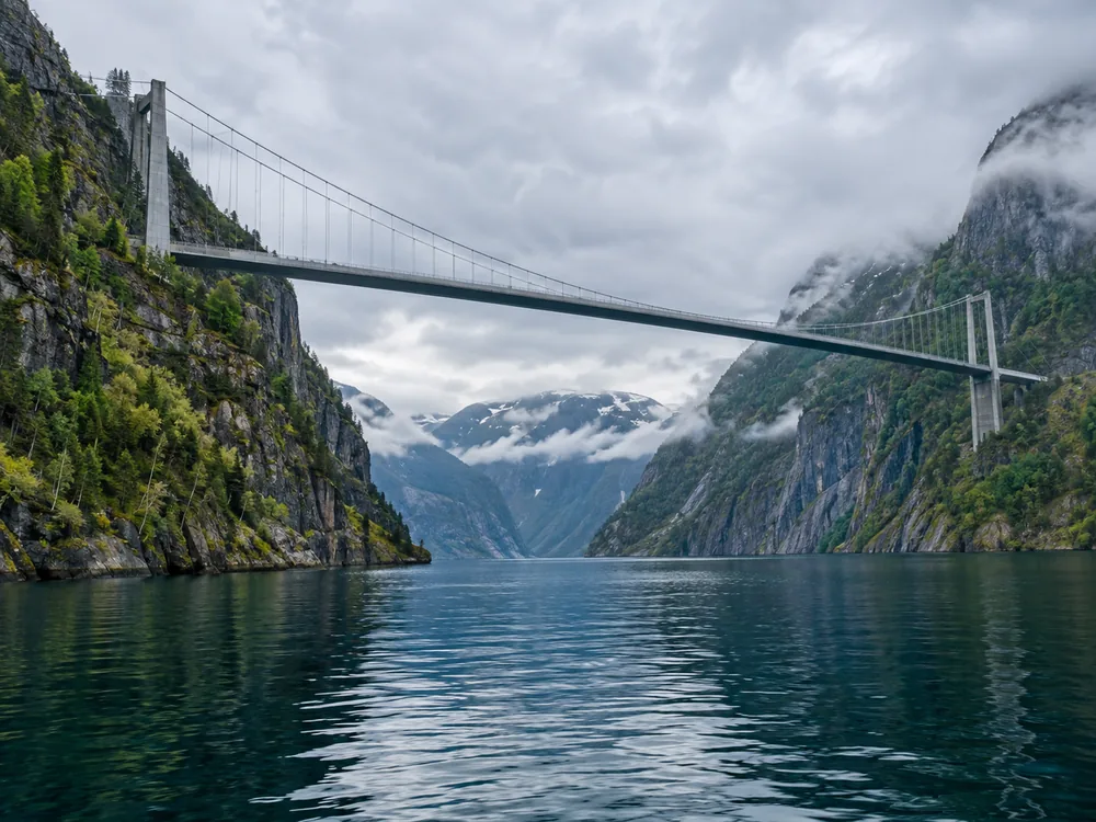 En lang veibro som krysser en fjord, slik Nordhordlandsbrua gjør på vei ut