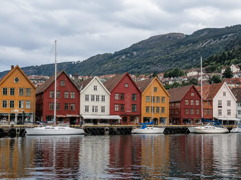 Trehus med gavl ved kaien, slik som på Bryggen, sett fra vannet