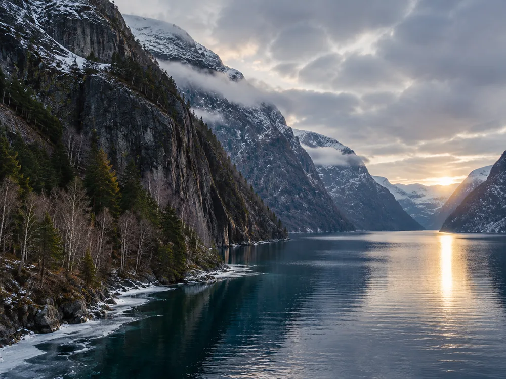 En fjord i lavt vinterlys, i månedene med én daglig avgang kl. 10:00